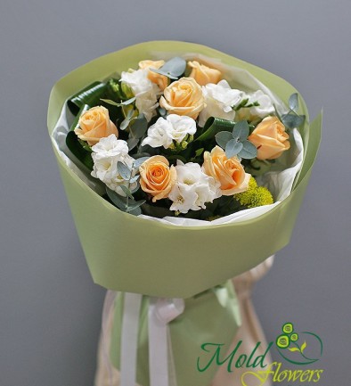 Bouquet of white Dutch freesias and cream roses photo 394x433